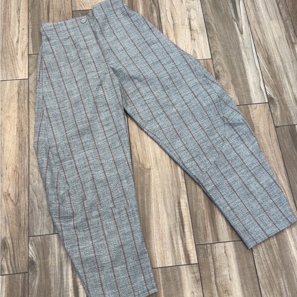 Women's Gray Striped Barrel Trousers *with pockets*